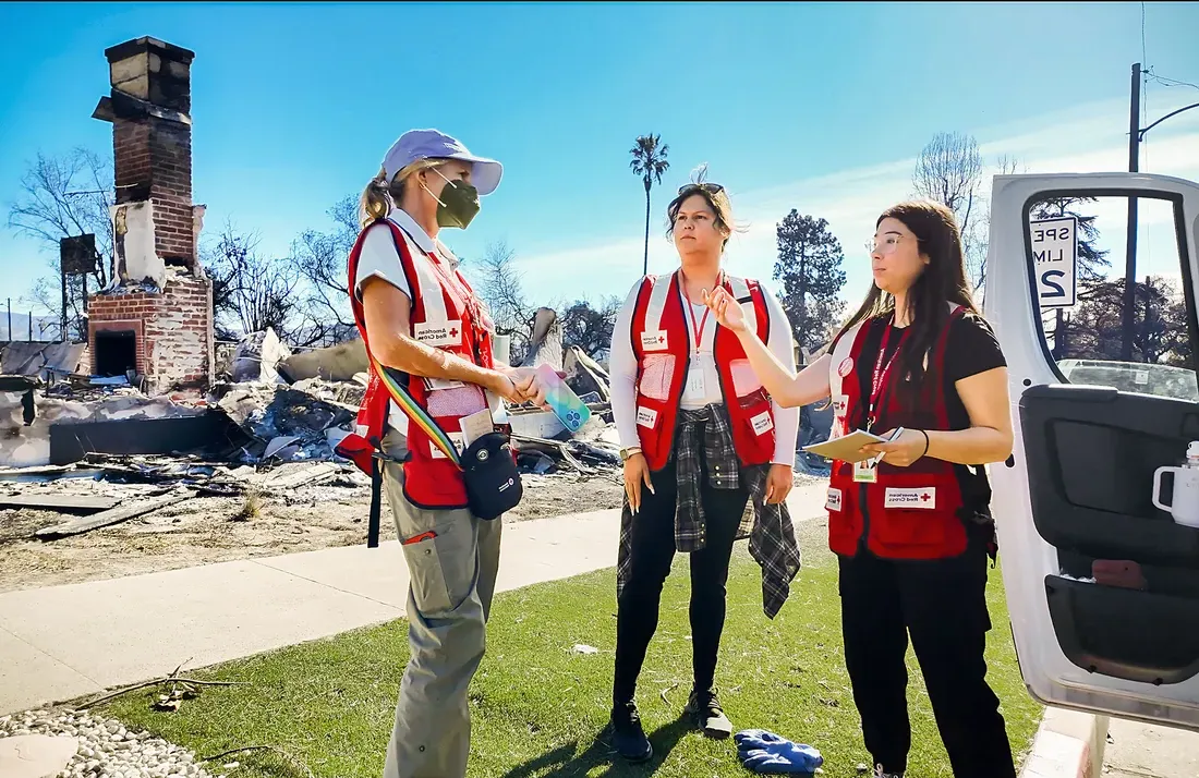 Mimi Teller talking to red cross volunteers.